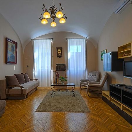 Demetrovics Udvarhaz Eger Luaran gambar