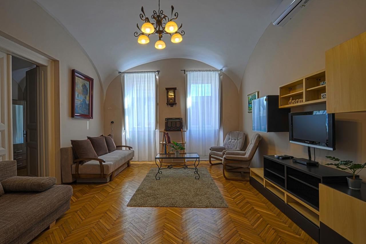 Demetrovics Udvarhaz Eger Luaran gambar
